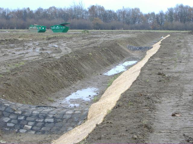 2005_1209_131055.JPG - Böschung der Mulde wurde mit Matten gegen das Ausschwemmen gesichert. - Blickrichtung: Osten