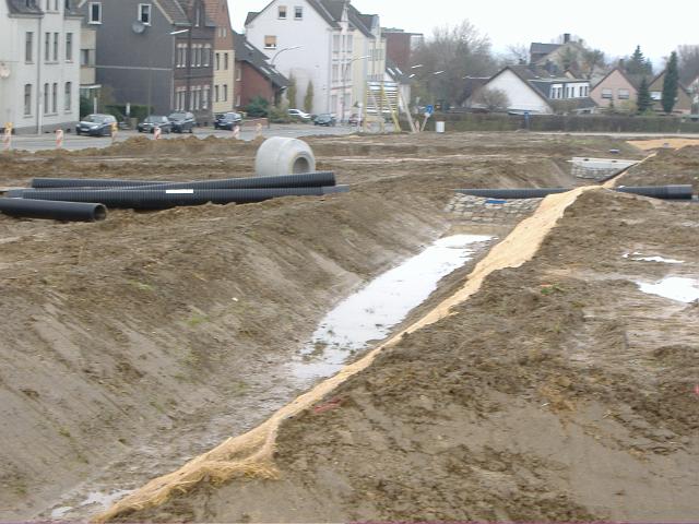 2005_1209_131310.JPG - Mulde Richtung Norden - Matten schützen die Blöschung gegen Ausschwemmen. - Ost-West-Gefälle