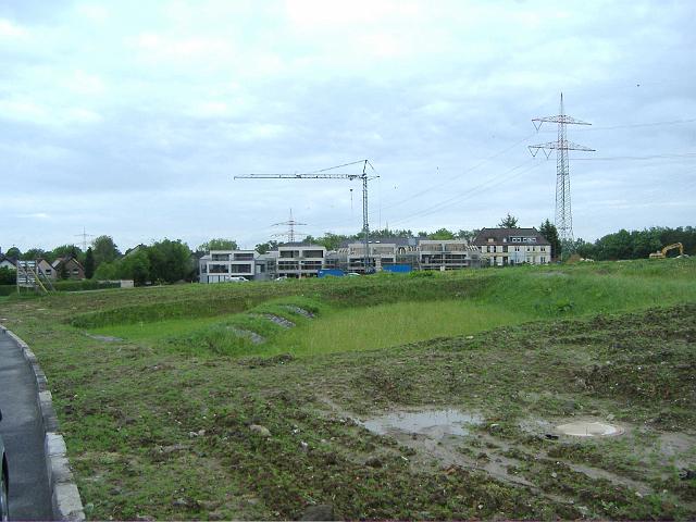 2006_0519_054925.JPG - Große Mulden östl. der Ewald-Görshop-Straße  - Mulden wurden mit Grassamen besprüht und sind grün.