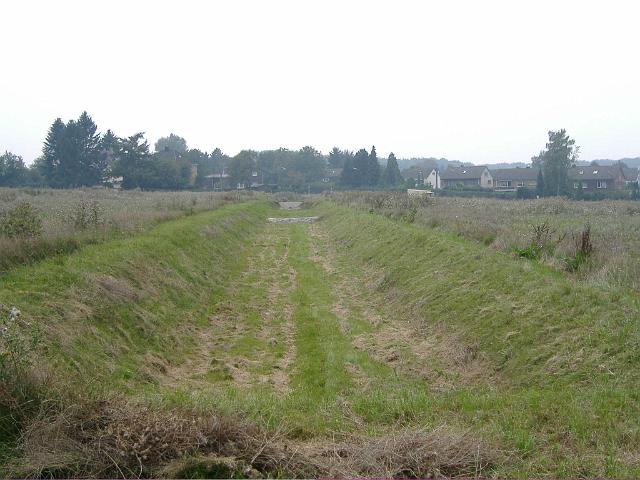 2006_0917_173808.JPG - Große Mulde südl. des Bauträgerbereiches Richtung Westen