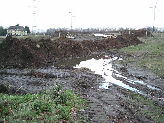 2004_1225_185830.JPG - Zwischen Bauträgerbereich und Altbestand - Auch hier Verdichtung des Bodens durch Befahren: archäologische Grabungen, Bohrungen nach den bergbaulichen Hohräumen, Verfüllung der Hohlräume, Straßen - und Kanalbau