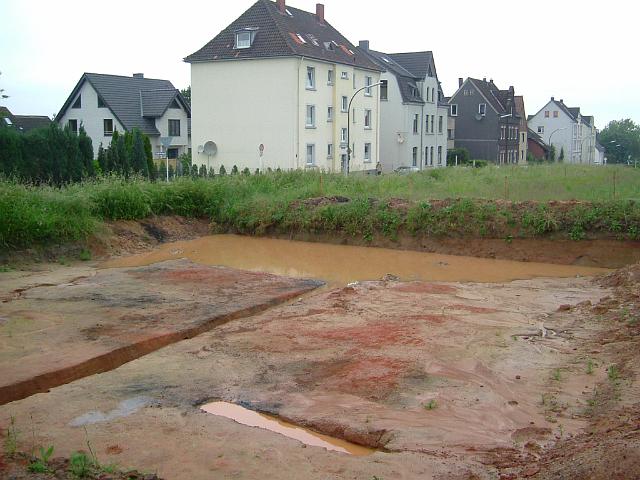 2005_0606_102741.JPG - Archäologische Grabungsfläche östl. der Ewald-Görshop-Straße - Blickrichtung: Nord/West