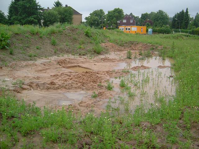 2005_0606_103328.JPG - Archäologische Grabungsfläche zwischen Altbestand und Bauträgerbereich Richtung Süd/West