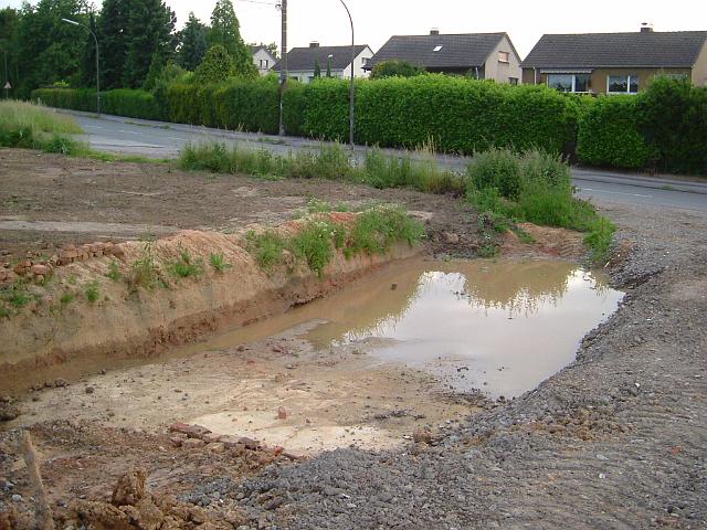 2005_0608_185442.JPG - Archäologische Grabungsfläche zwischen Altbestand und Bauträgerbereich Richtung Westen