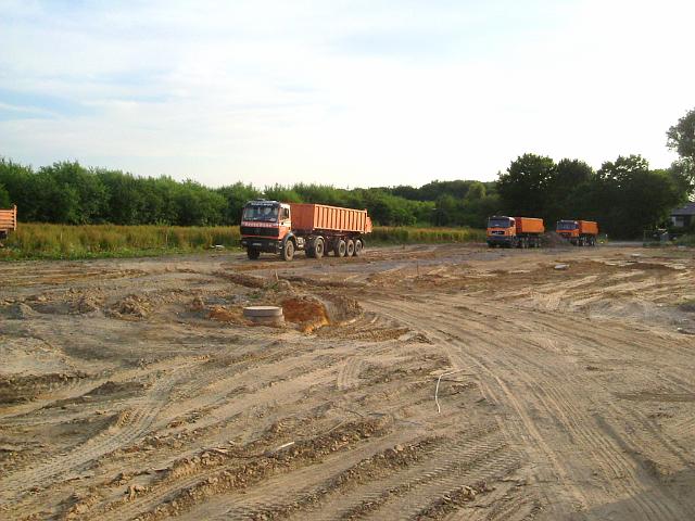 2005_0627_221122.JPG - Südl. des Altbestandes - Hier sieht man sehr deutlich wie die Fläche durch das ständige Befahren verdichtet wurde. - Blickrichtung: Westen