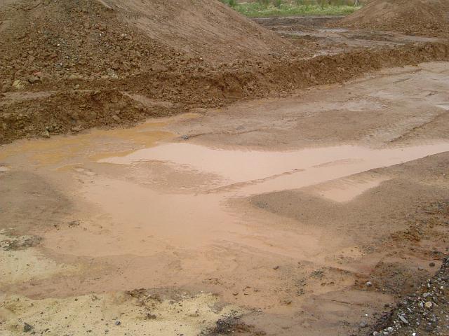 2005_0701_100258.JPG - Der Mutterboden wurde abgetragen. - Der Boden darunter hat eine schlechte Wasserdurchlässigkeit.
