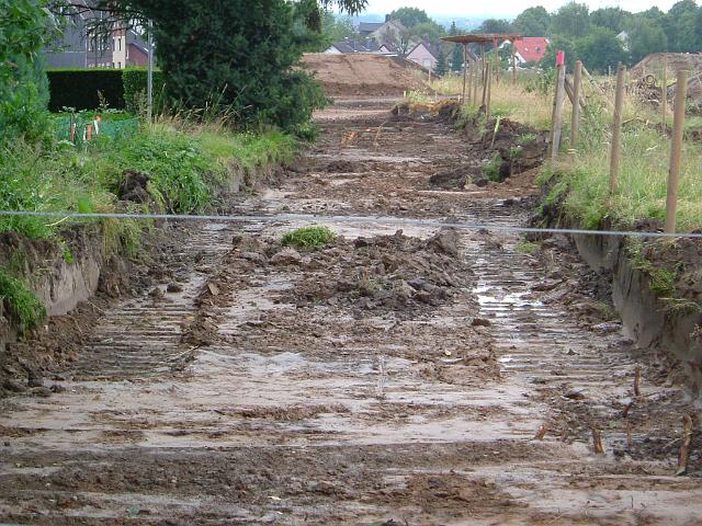 2005_0708_193231.JPG - Fläche für die Süd-Nord-Mulde östl. des Altbestandes Richtung Norden - Boden unter dem Mutterboden schlechte Versickerungsfähigkeit