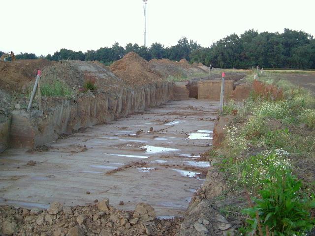 2005_0711_221920.JPG - Fläche für die große Mulde südl. des Altbestandes Richtung Osten - Auch hier läßt der Boden unterhalb des Mutterbodens das Wasser schlecht durch.