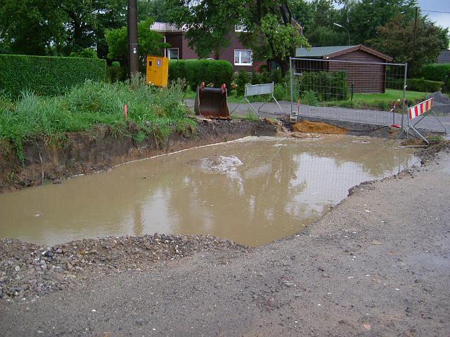 2005_0727_185538.JPG - Straßenbau östl. des Rhönwegs und nördl. des Altbestandes Richtung Westen - Der Wasserstand ist gestiegen.