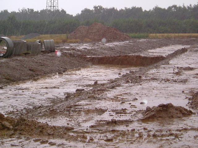 2005_0727_190314.JPG - Große Mulde zwischen Bauträgerbereich und Altbestand - Blickrichtung: Nord/Ost