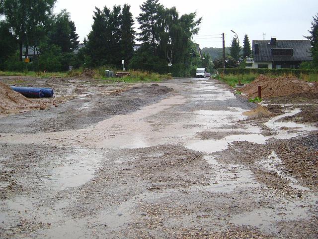 2005_0727_191338.JPG - Zukünftige Straße direkt südl. des Altbestandes zwischen Rhönweg und Ewald-Görshop-Straße - Blickrichtung: Westen