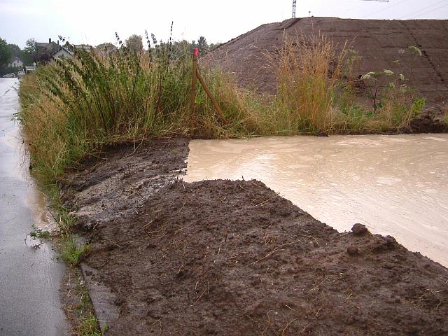 2005_0728_144742.JPG - Fläche für die zukünftige Mulde westl. des Bauträgerbereiches an der Ewald-Görshop-Straße - Blickrichtung: Norden - Wasser läuft auf die Ewald-Görshop-Straße