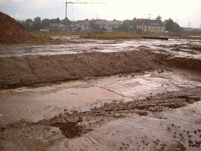 2005_0728_144902.JPG - Große Mulde zwischen Bauträgerbereich und Altbestand - Blickrichtung: Nord/Ost