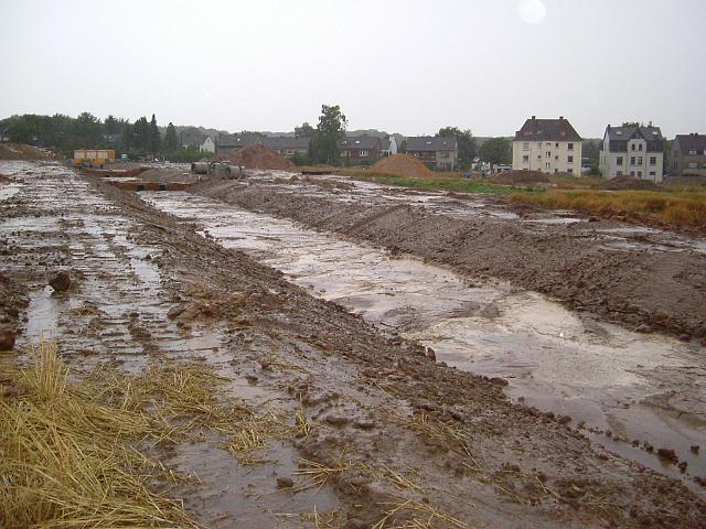 2005_0728_144944.JPG - Große Mulde zwischen Bauträgerbereich und Altbestand - Blickrichtung: Westen