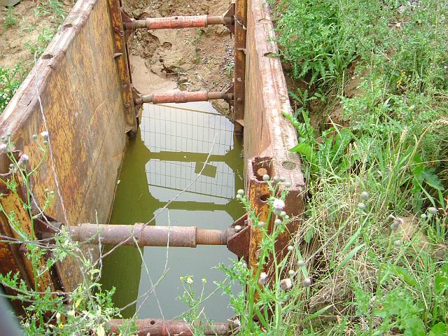 2005_0729_201403.JPG - Kanalbau - Baugrube lief mit Wasser voll.