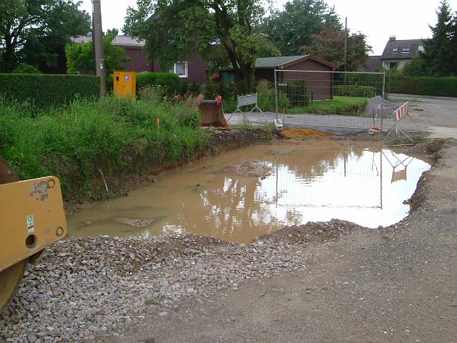 2005_0814_164652.JPG - Straßenbau östl. des Rhönwegs und nördl. des Altbestandes Richtung Westen - im Hintergrund der neue Straßenverlauf