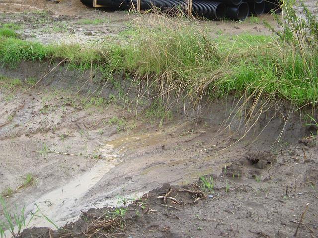 2005_0814_175412.JPG - Fläche für zukünftige Mulde westl. des Bauträgerbereiches an der Ewald-Görshop-Straße - Wasser läuft vom Acker auf die zukünftige Muldenfläche