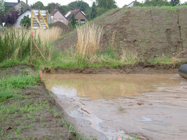 2005_0814_175426.JPG - Fläche für zukünftige Mulde westl. des Bauträgerbereiches an der Ewald-Görshop-Straße - Blickrichtung: Norden