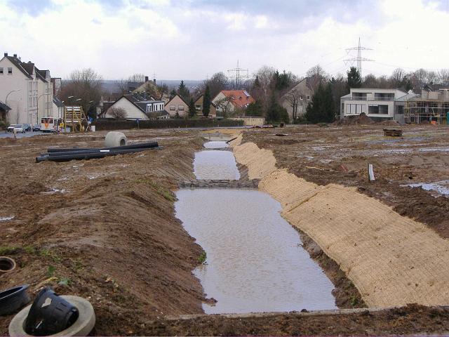 2005_1216_121533.JPG - Mulde nördl. des Altbestandes Richtung Norden - Östl. Böschung wurde mit Matten gegen das Ausschwemmen gesichert. - Ost-West-Gefälle