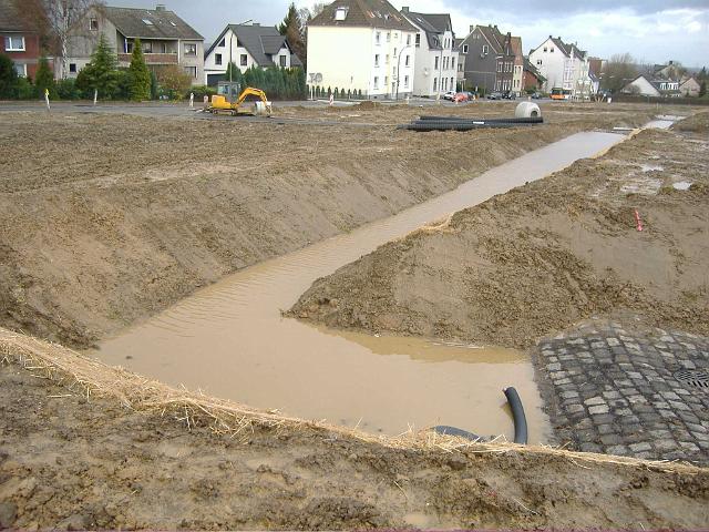 2005_1216_133449.JPG - Mulde nördl. des Altbestandes - Blickrichtung Nord/West - rechts Zufluss der großen Mulde zwischen Altbestand und Bauträgerbereich - rechts unten Zufluss der Straßenentwässerung