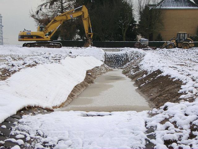 2005_1218_132501.JPG - Mulde nördl. des Altbestandes - Blickrichtung: Süden - Mulde zugefroren