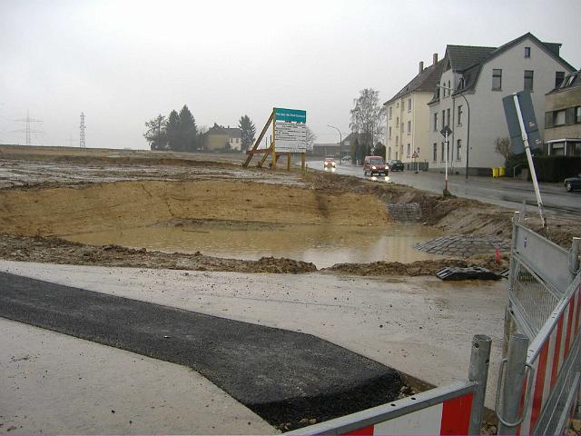 2006_0309_170653.JPG - Mulde Ecke Oeverscheidt/Ewald-Görshop-Straße Richtung Süden