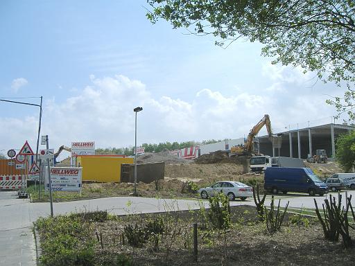 2009_0422_123345.JPG - Das Baumarktgelände liegt deutlich höher als das Gelände des anschließenden Bürogebäudes. Was wird bei einem Starkegenereignis passieren?