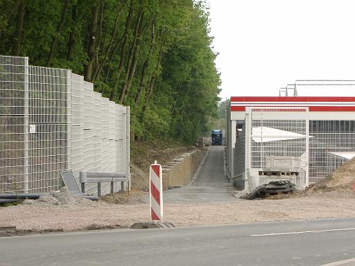 2009_0423_125338.JPG - LKW-Ausfahrt mit Gefälle und Steigung - tiefster Punkt im Freilandbereich!