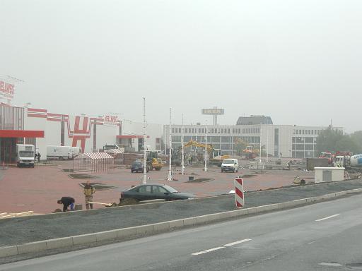 2009_0506_091833.JPG - Der Unterbau für den Gehweg wurde schon eingebracht.