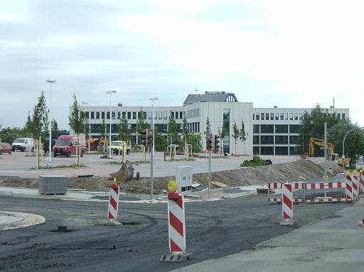 2009_0512_180045.JPG - Parkplatz Ein- und Ausfahrt