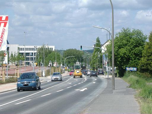 2009_0516_111541.JPG - Ampelanlage mit Linksabbiegerspur zum Hellweg-Parkplatz.