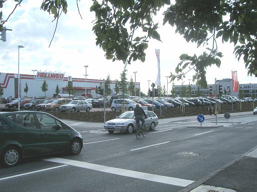 2009_0518_174811.JPG - Borussiastraße mit Zufahrt zum Hellweg-Parkplatz