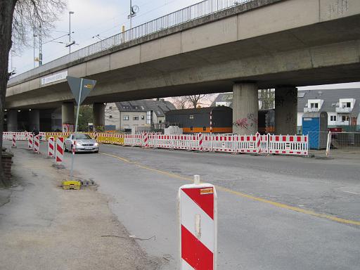20100412_001.JPG - Die Straße Auf der Linnert vor der Schule ist jetzt in beide Richtungen zu befahren.