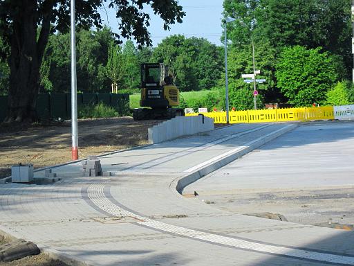 20100614_002.jpg - Die Haltestellenbereiche mit strukturiertem Hochbord, das den Buseinstieg erleichtert.