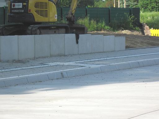 20100614_006.jpg - Die hellen Markierungen - Wegweisungen für Menschen mit Sehbehinderung - Zweifarbig speziell für die Menschen, die noch hell/dunkel unterscheiden können.