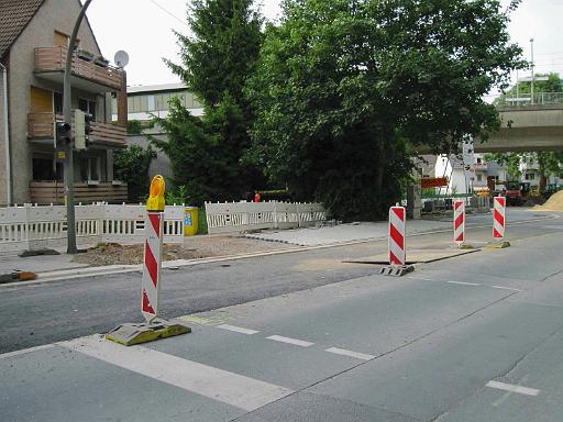 20100628_001.jpg - Der Gehweg der Linnert und die Zufahrt zu den anliegenden Grundstücken werden hergestellt. -  Vorbereitende Arbeiten für die neue Fahrbahndecke