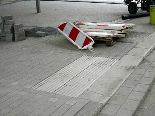 20100628_005.jpg - Markierung für Menschen mit Sehbehinderung - Die Rillen als Warnung vor niveaugleichem Übergang