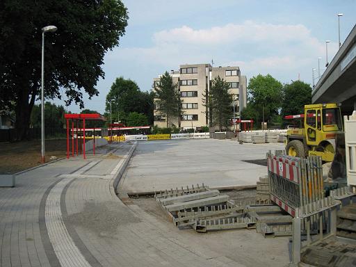 20100628_006.jpg - Wegweisung und Hinweis im Haltestellenbereich für Menschen mit Sehbehinderung - Die Rillen geleiten den Sehbehinderten durch den Verkehr, während die Noppen Fußgängerüberwege, Bushaltestellen, Bahnsteige etc. anzeigen.