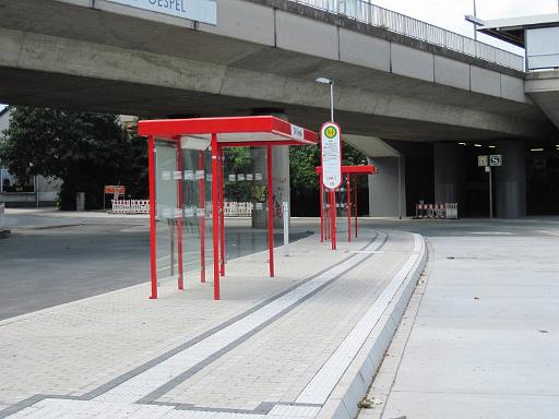 20100717_012.JPG - Im Vordergrund Markierung des vorderen Buseinstiegs für Menschen mit Sehbehinderung