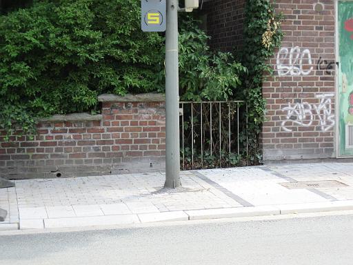 20100717_017.JPG - Abgesenkter Bürgersteig an der Fußgängerampel für einen barrierefreien Übergang - Auch hier Markierungen für Menschen mit Sehbehinderung - Die Rillen hinter der Absenkung warnen vor einem niveaugleichen Übergang - Die rechte Markierung weist auf einen Fußgängerüberweg hin.