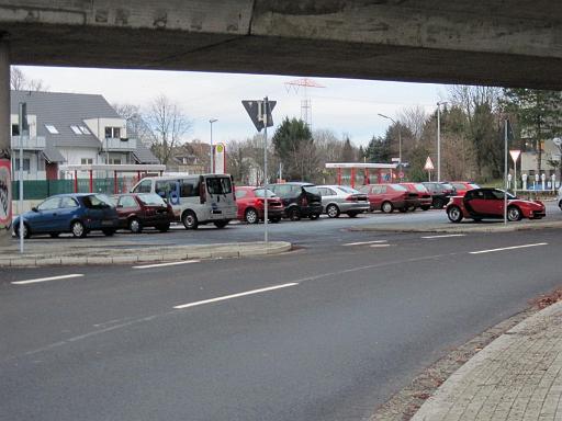 20101212_004a.JPG - links die Ein- und Ausfahrt des ZOB - Es kann schon vorkommen, dass PKW-Fahrer nicht auf die neue Straßenführung achten und von der Ewald-Görshop-Straße durch den ZOB fahren. Sie erreichen die Linnert, ohne auf den Verkehr zu achten.